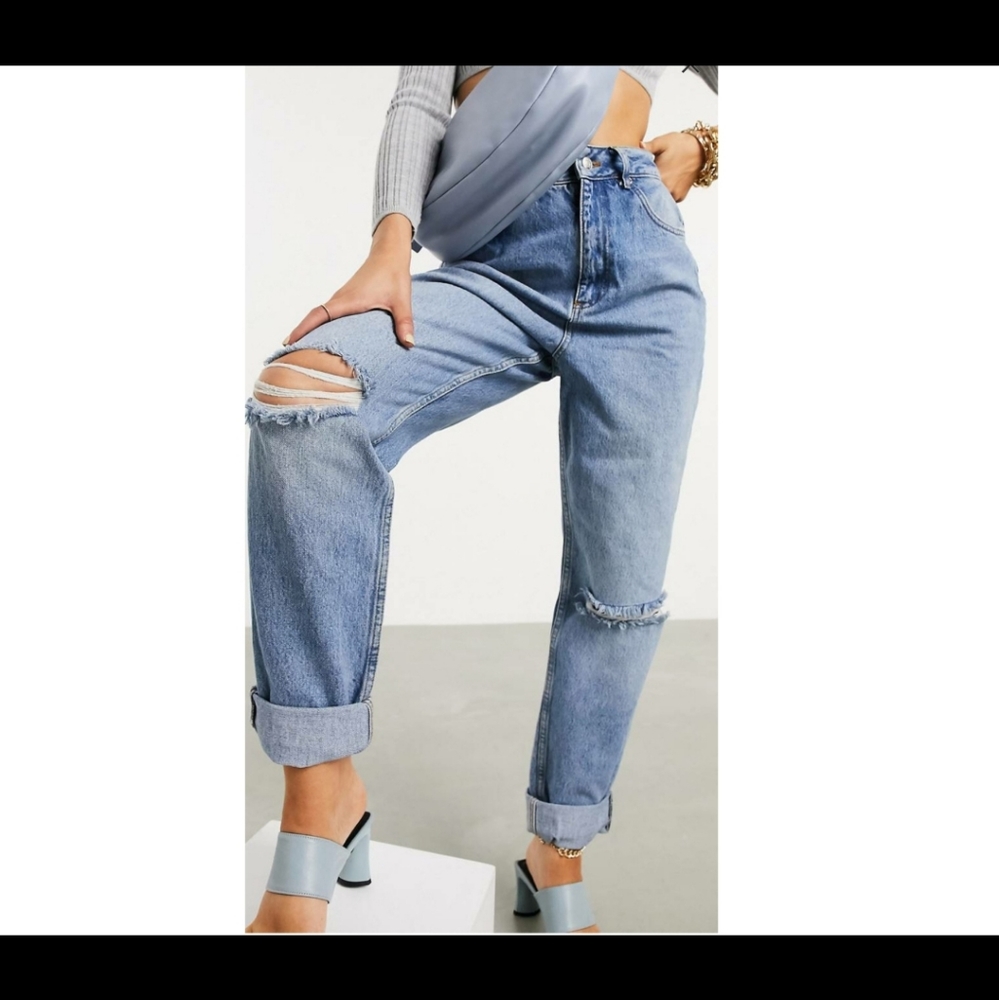 🦋HIGH RISE MOM JEAN'S IN MIDWASH WITH RIPS🦋